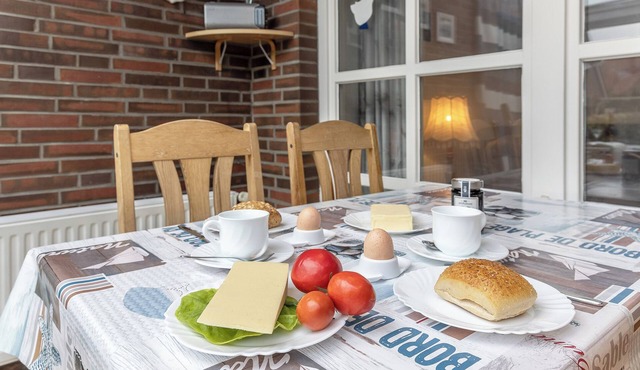 Warm, inviting and full of comfort: cozy 60-sqm first floor apartment with winter garden.