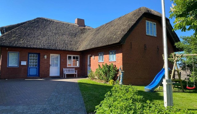 Wattwurm – shared Washing machine, use of garden, 2 floors, barbecue, parking