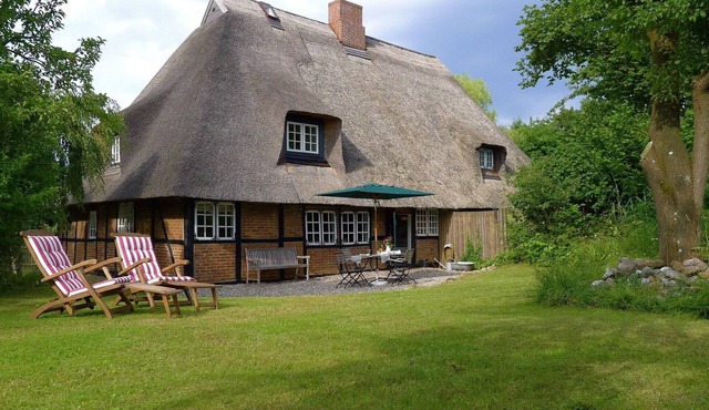 With wood-burning stove, free firewood, WLAN, sauna, garden, a few minutes from the beach.