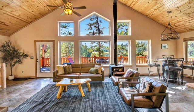 Woodland Park Lakeview Log Cabin + Hot Tub & Sauna