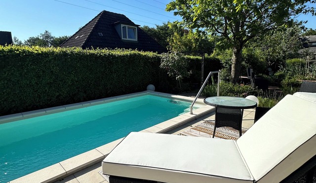 Wunderschönes Haus mit Sehr Großzügigem Garten und Beheiztem Außen Pool