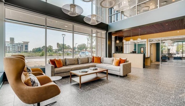 Yoga/Fitness/HotTub- Luxury Apartment Steps From Hospital