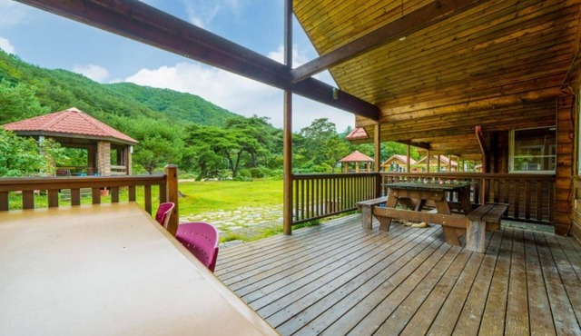 Youngwol Your Castle Bed and Breakfast