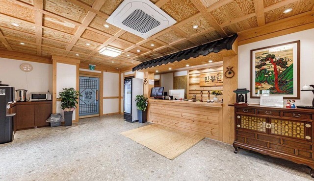 Yuseong Manwol Hotel (Hanok)