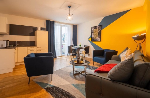 Balcony Apartment for 4 near Naschmarkt & Kettenbrückengasse U4 Metro