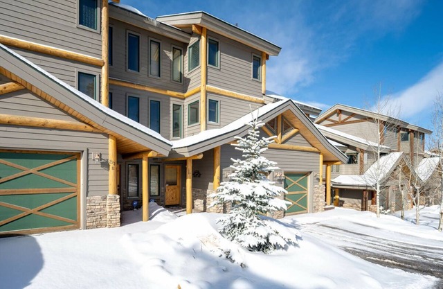 ♡ LOVE THIS PLACE! Mountain Condo | Valley Views | HUGE Hot Tub | Large & Spacious