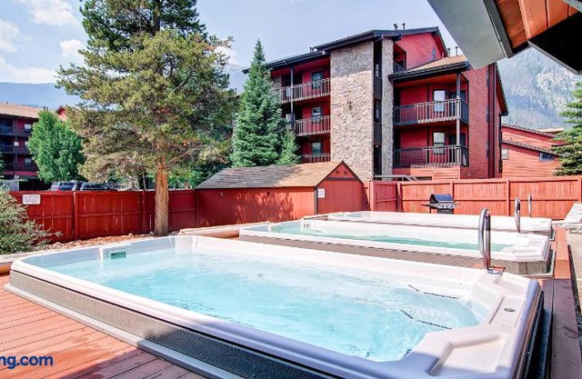 Two-Bedroom Mountainside Condo E259