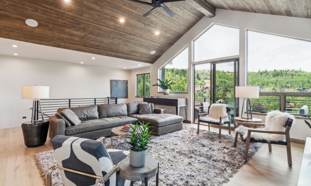 Three Peaks House | Views! 2024 built home. Avail Sept 2024, Summer 2025, ELEVATOR. 3 KING BEDS