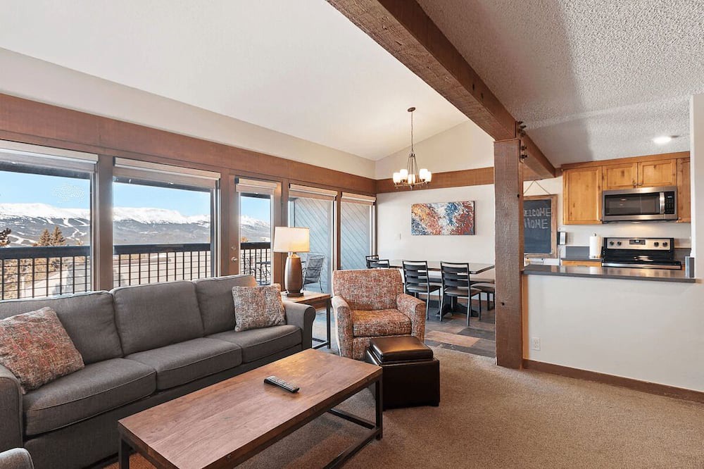 Baldy Mountain Apartment | 1500 sq ft Townhome Hot Tubs Free Shuttle Pets Ok