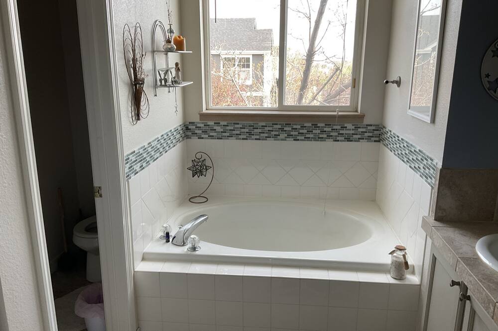 Photo of Bathroom in Dakota Ridge - Northbriar