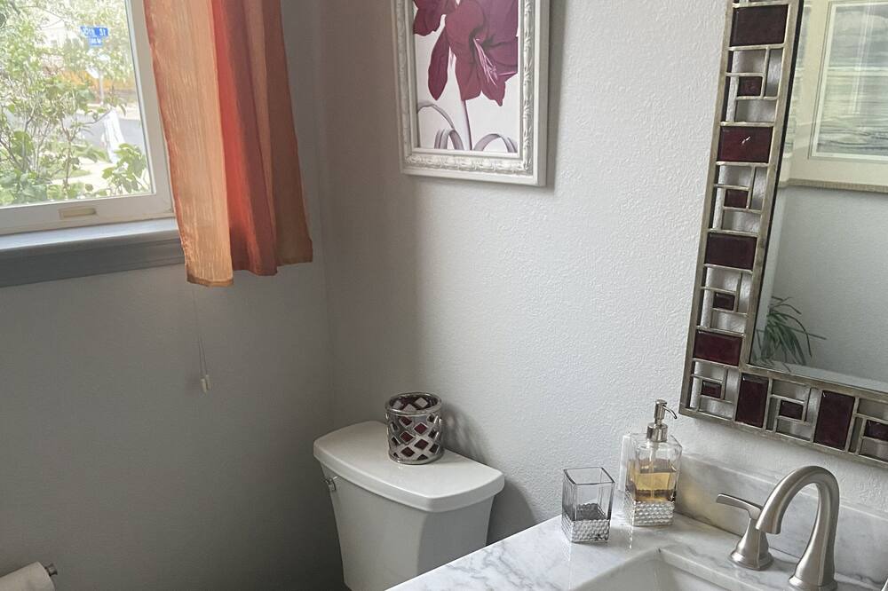 Photo of Bathroom in Dakota Ridge - Northbriar
