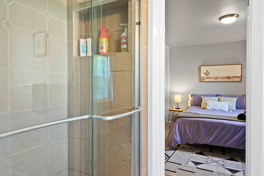 Photo of Bedroom in Hale