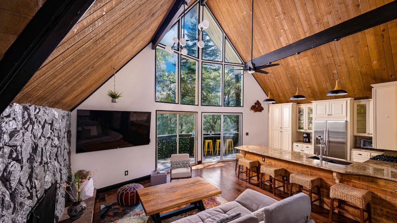 Photo of Livingroom in Lake Arrowhead