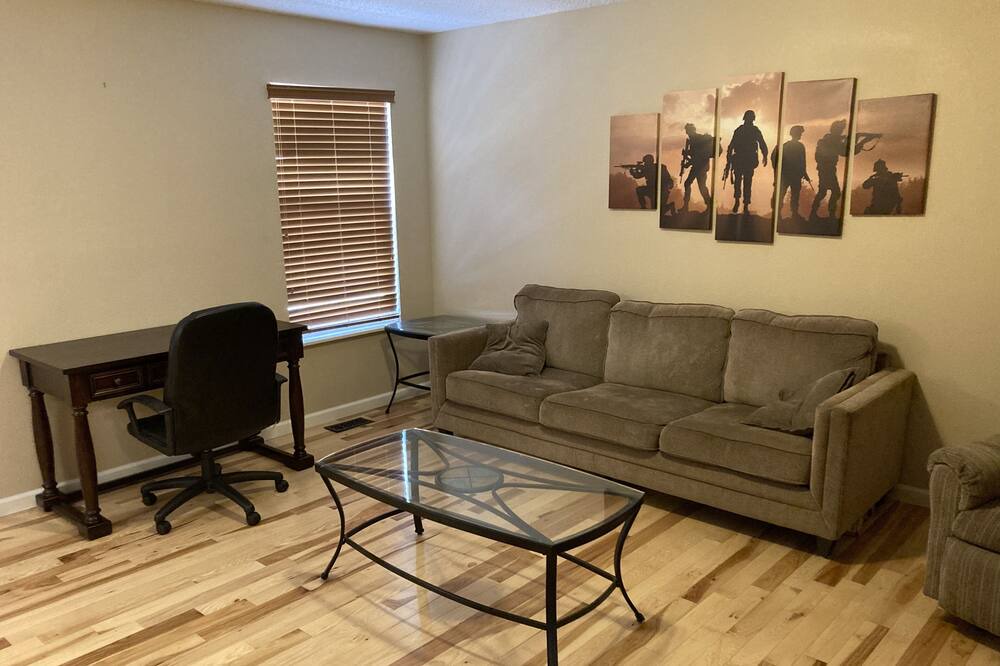Photo of Livingroom in Security-Widefield