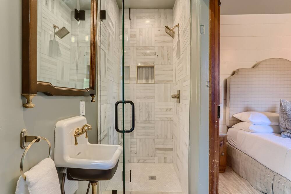 Photo of Bathroom in Lyons
