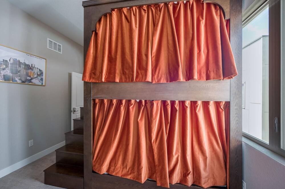 Photo of Bedroom in Jefferson Park