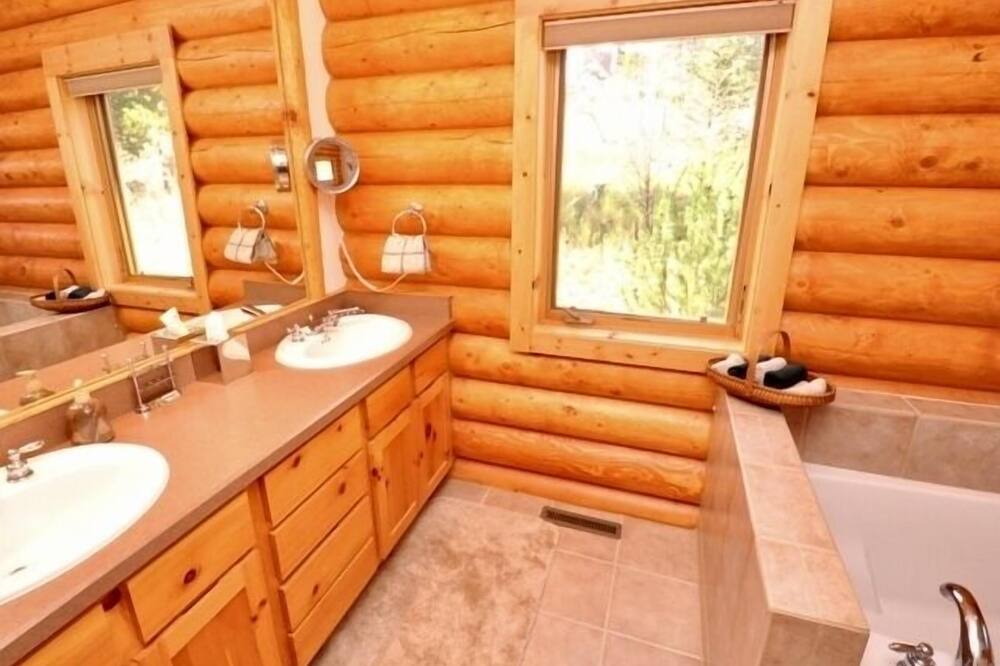 Photo of Bathroom in Grand Country Estates