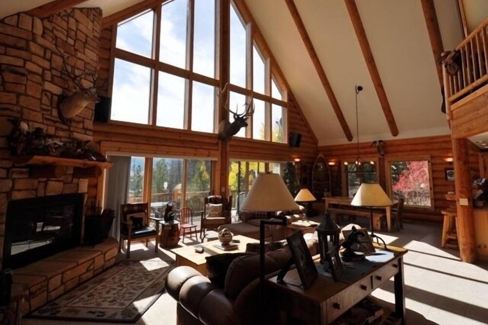 Photo of Livingroom in Grand Country Estates