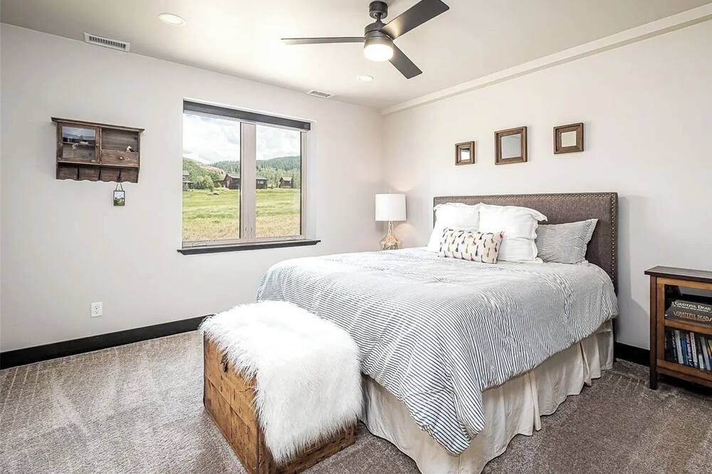 Photo of Bedroom in Oak Creek