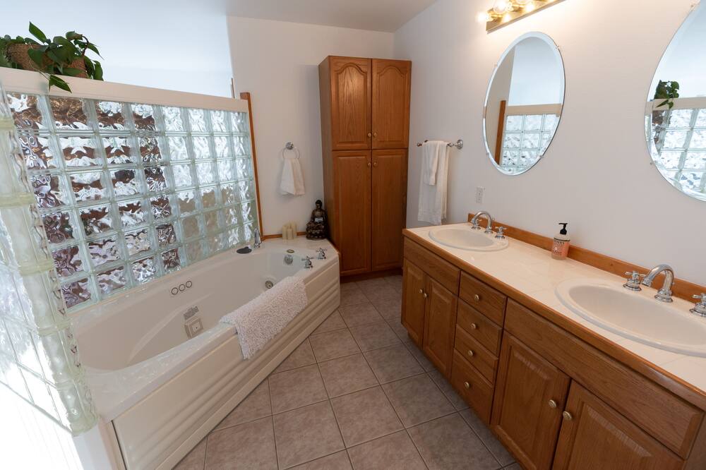 Photo of Bathroom in Black Hawk