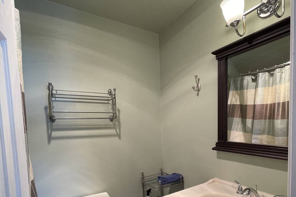 Photo of Bathroom in Four O'Clock