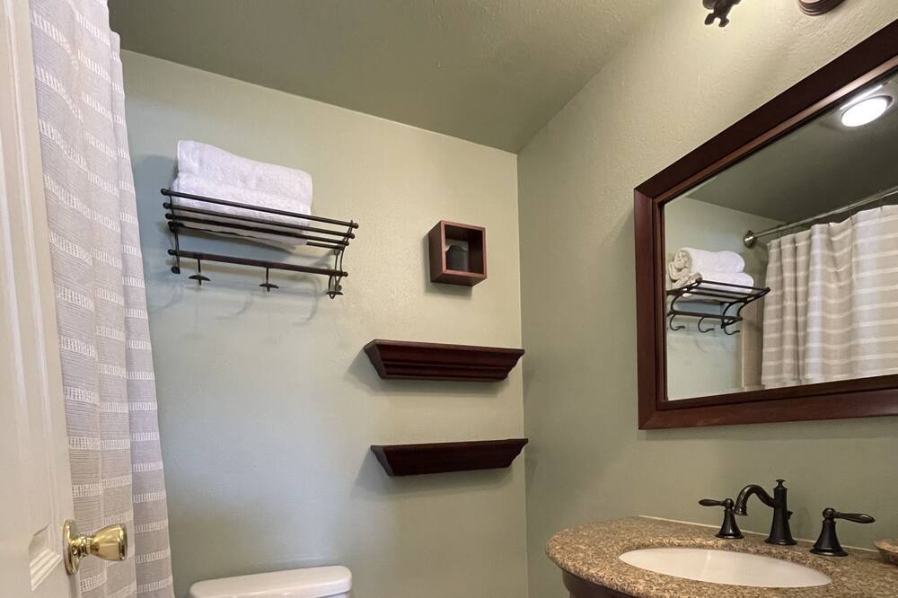 Photo of Bathroom in Four O'Clock