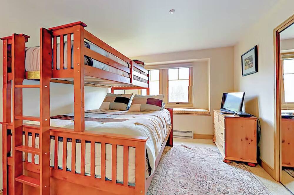Photo of Bedroom in Highlands Townhomes