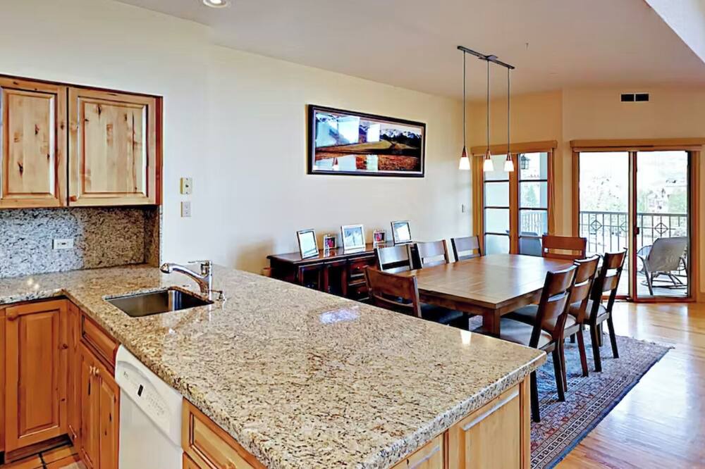 Photo of Kitchen in Highlands Townhomes