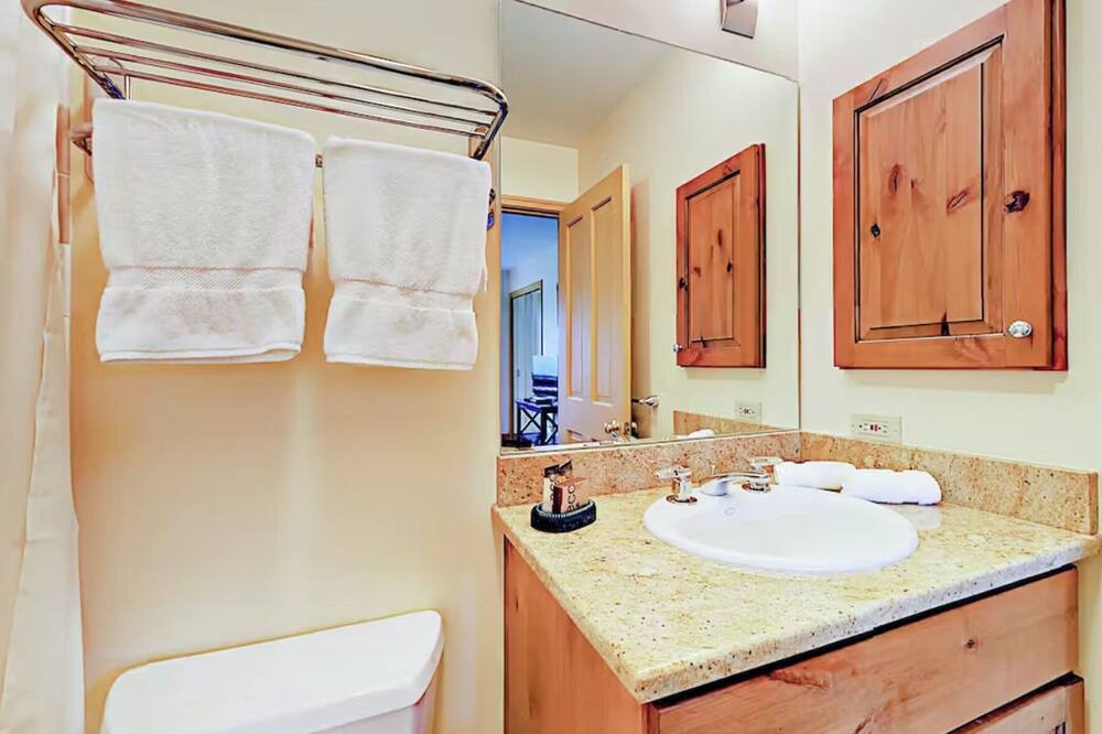 Photo of Bathroom in Highlands Townhomes