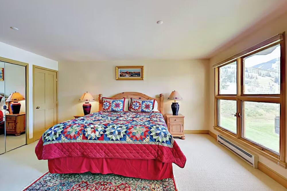 Photo of Bedroom in Highlands Townhomes