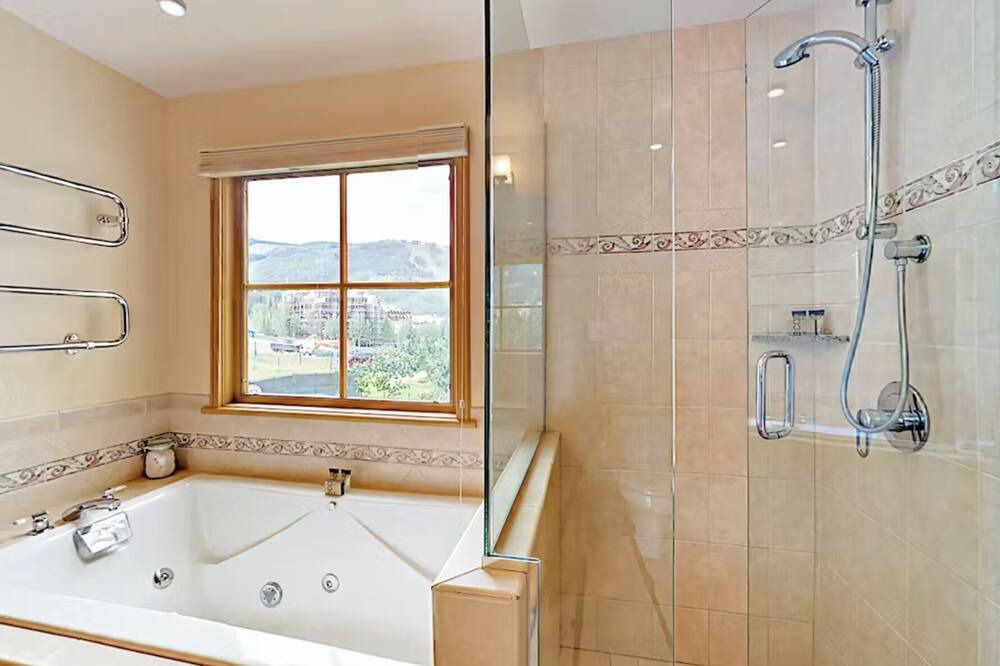 Photo of Bathroom in Highlands Townhomes