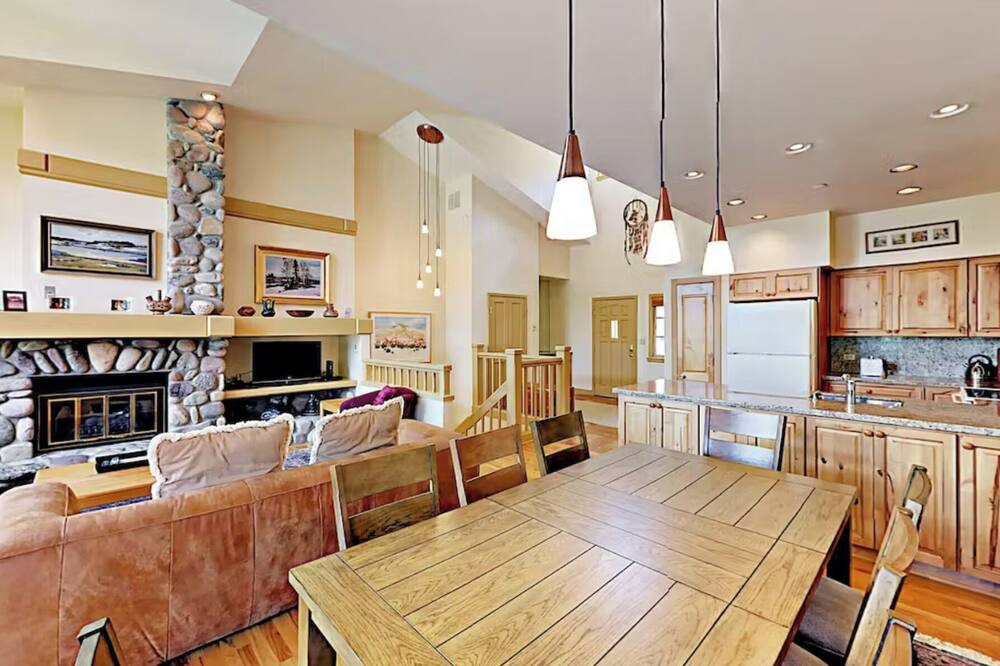 Photo of Kitchen in Highlands Townhomes