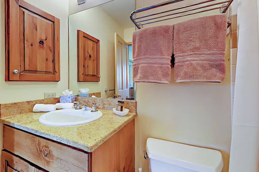 Photo of Bathroom in Highlands Townhomes
