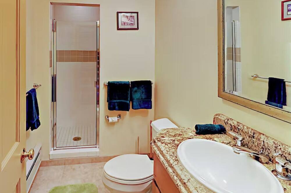 Photo of Bathroom in Highlands Townhomes
