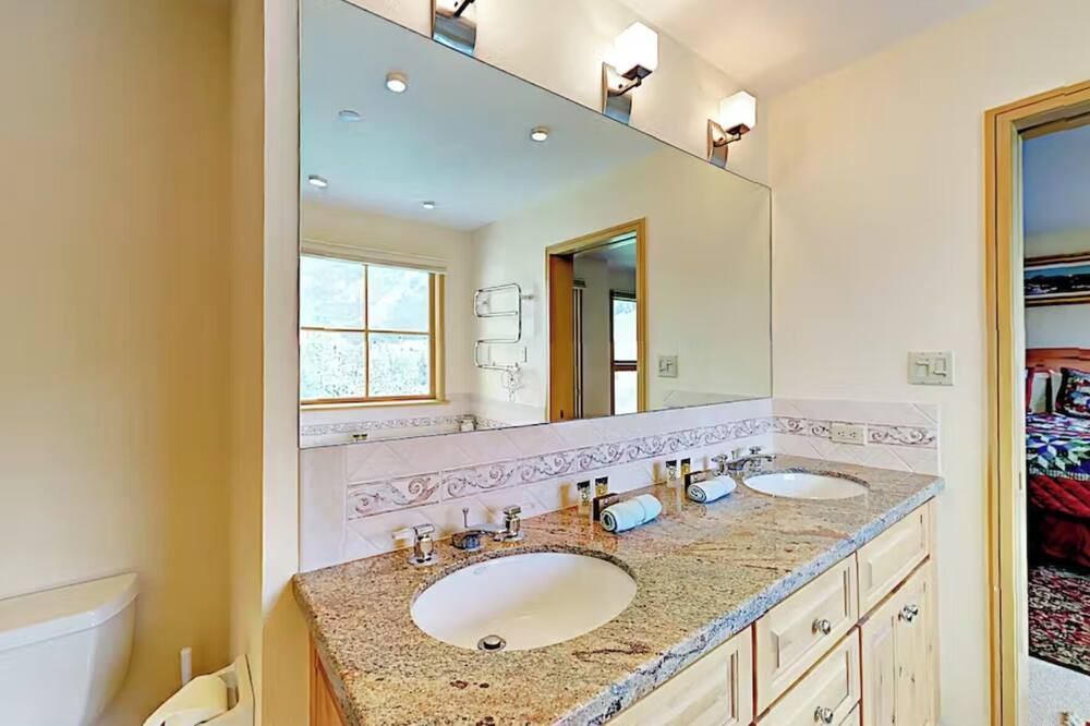 Photo of Bathroom in Highlands Townhomes