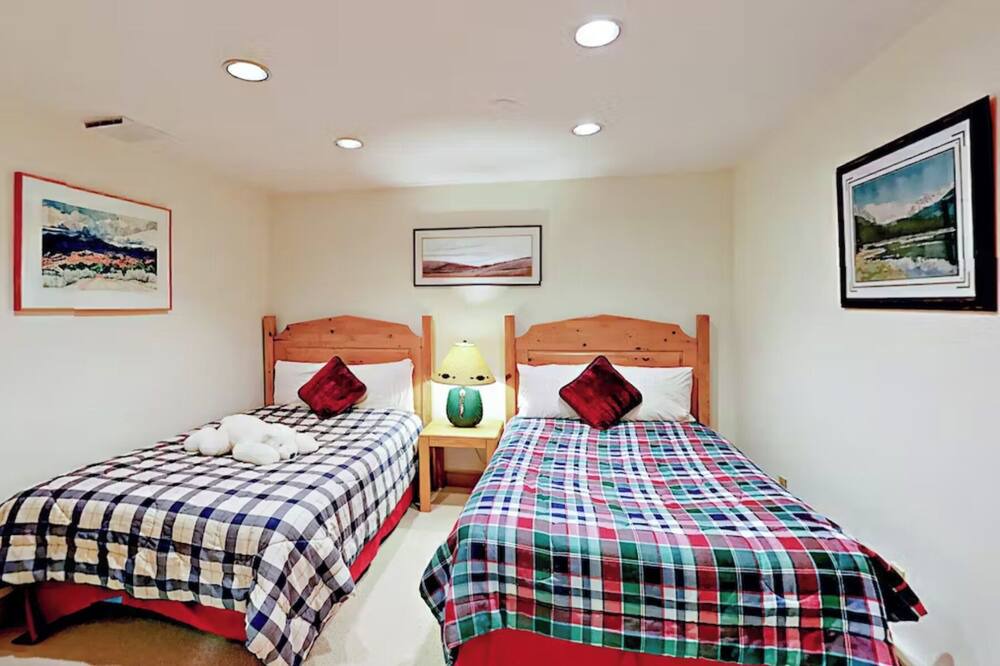 Photo of Bedroom in Highlands Townhomes