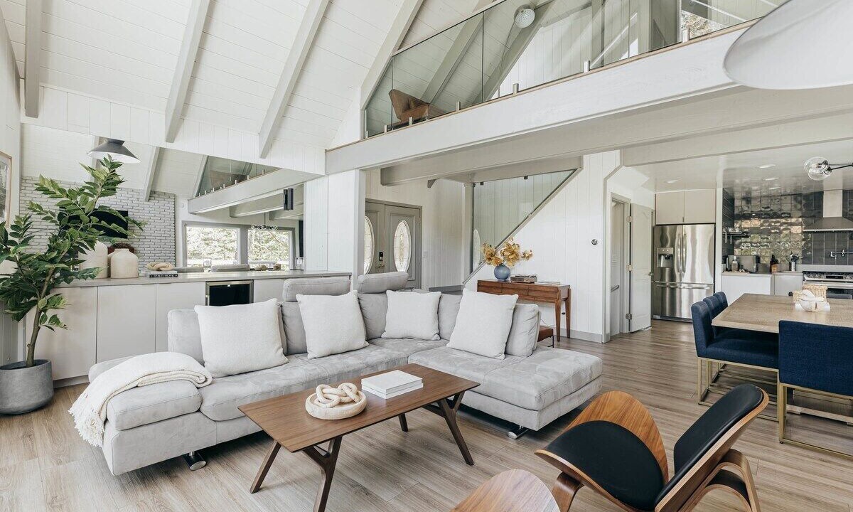 Photo of Livingroom in Lake Arrowhead
