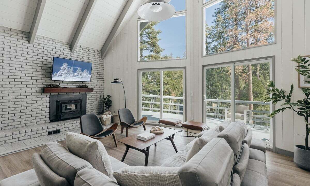 Photo of Livingroom in Lake Arrowhead