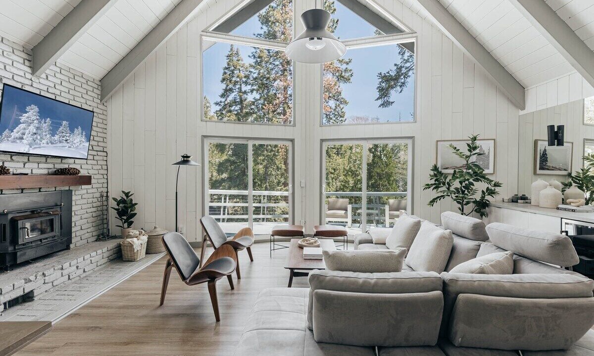 Photo of Livingroom in Lake Arrowhead