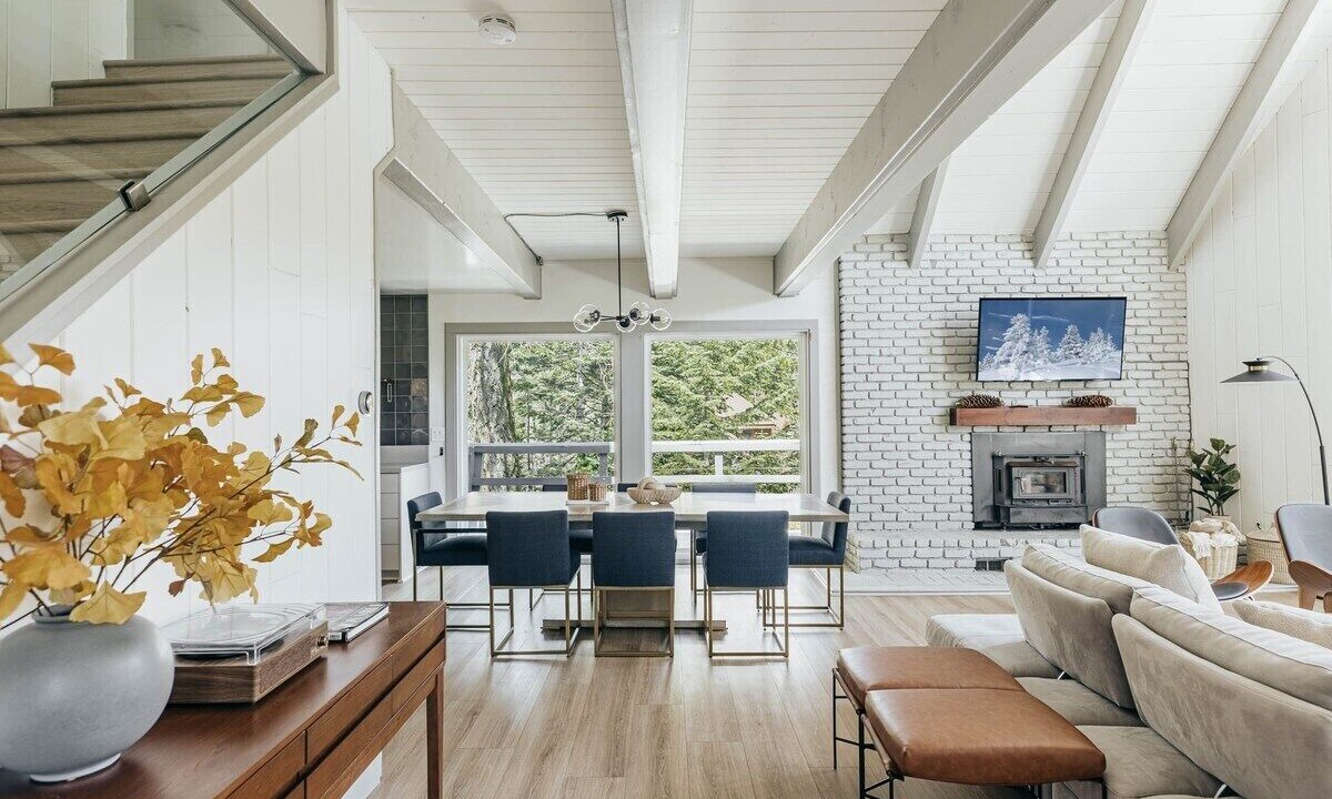 Photo of Livingroom in Lake Arrowhead