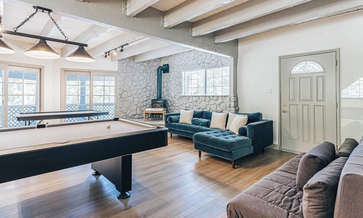 Photo of Livingroom in Lake Arrowhead