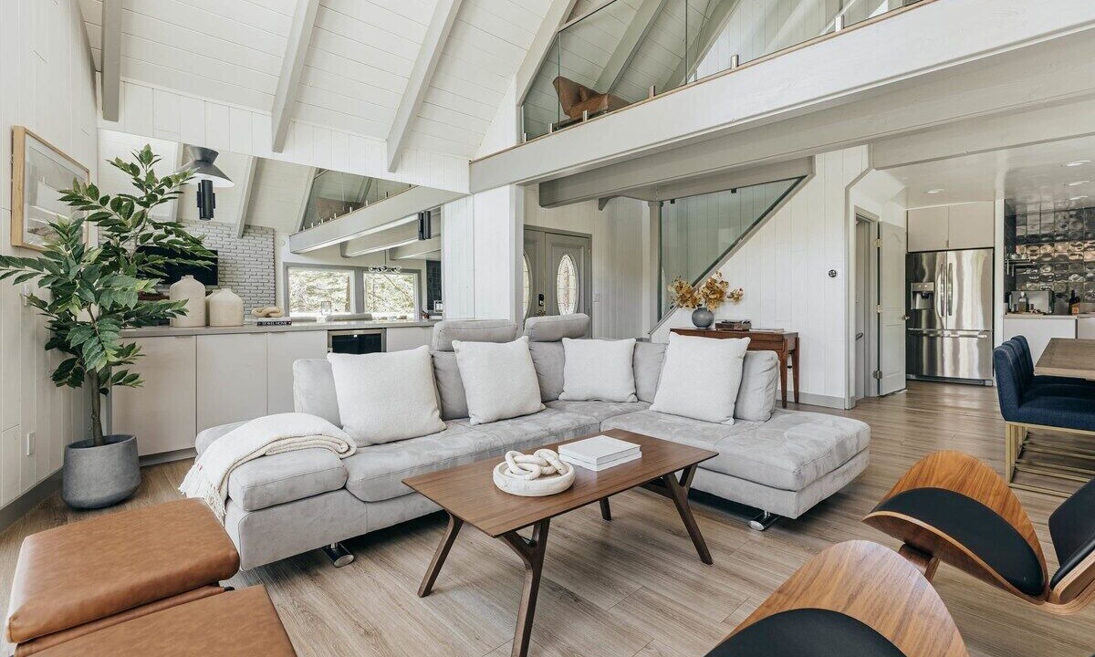 Photo of Livingroom in Lake Arrowhead