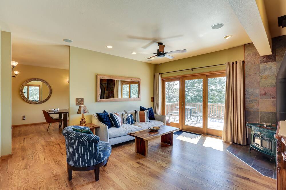Photo of Livingroom in Hangen Ranch And M and B