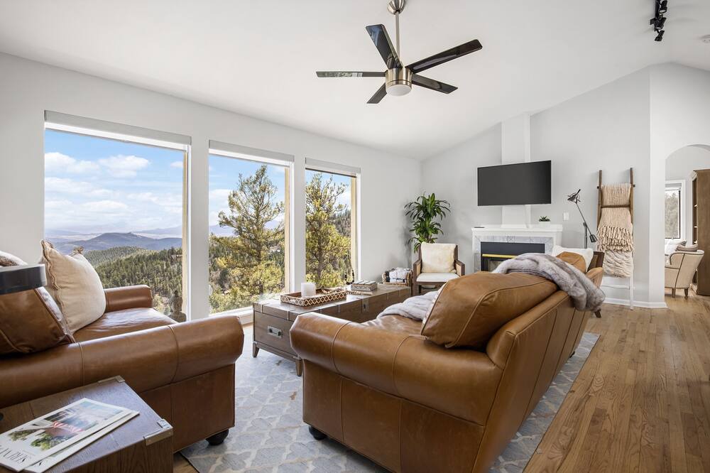 Photo of Livingroom in Richmond Hill Corridor