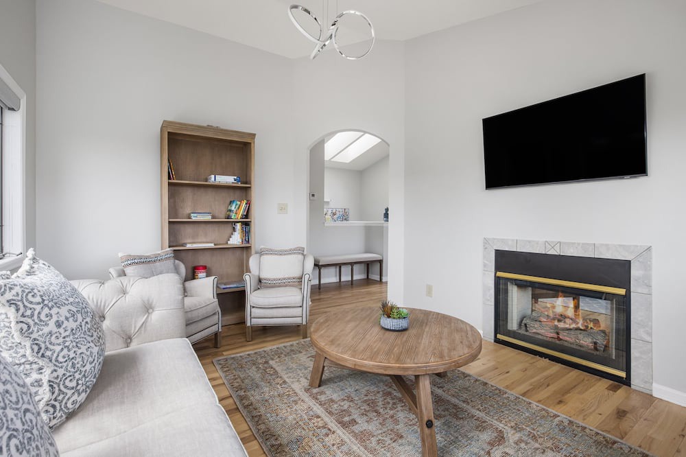 Photo of Livingroom in Richmond Hill Corridor