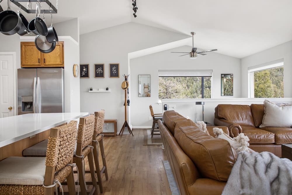 Photo of Livingroom in Richmond Hill Corridor
