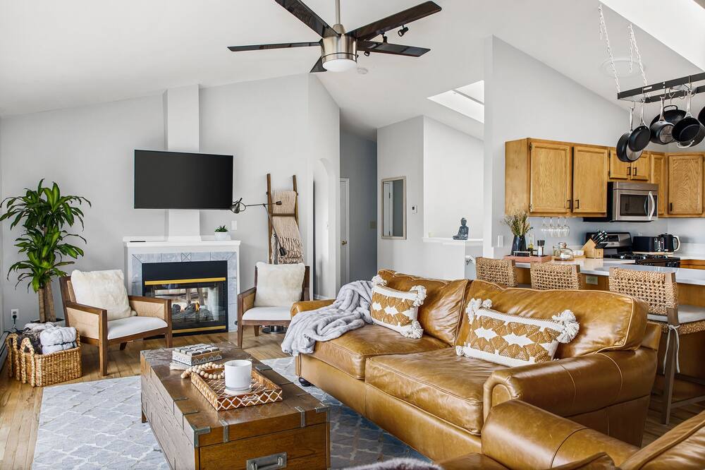 Photo of Livingroom in Richmond Hill Corridor