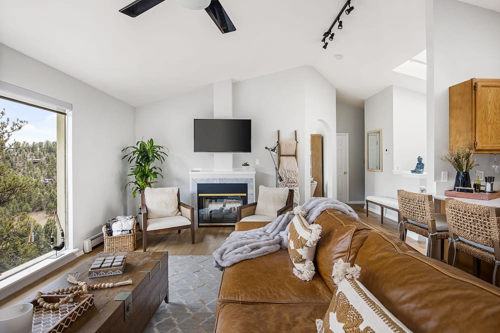 Photo of Livingroom in Richmond Hill Corridor