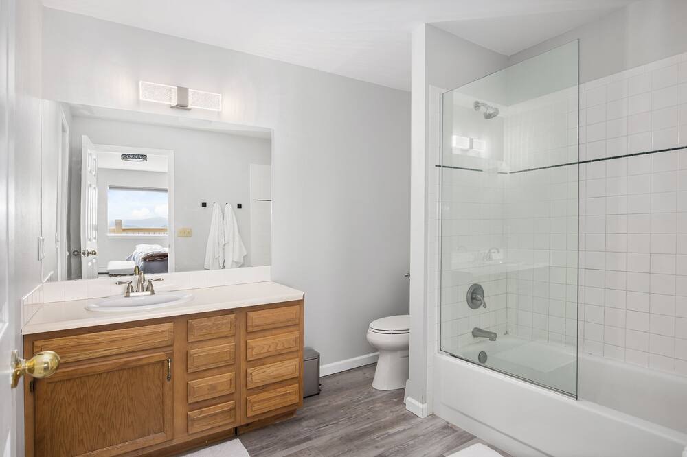Photo of Bathroom in Richmond Hill Corridor
