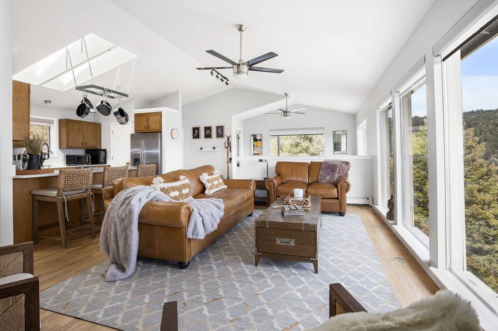 Photo of Livingroom in Richmond Hill Corridor
